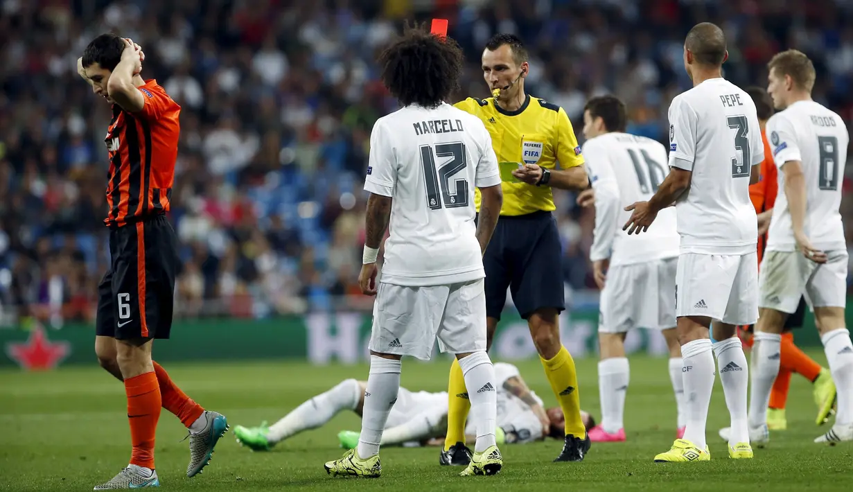 Pemain Shaktar, Taras Stepanenko, mendapat kartu merah dari wasit setelah melanggar pemain Real Madrid di laga Grup A Liga Champions yang berlangsung di Stadion Santiago Bernabeu, Madrid, Spanyol. Rabu (16/9/2015) dini hari WIB. (Reuters/Susana Vera)