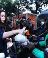Grup band Geisha memiliki cara tersendiri bisa lebih intim dengan fans dan masyarakat. Setiap Ramadan, Geisha rutin menjalankan buka puasa bersama. (Galih W. Satria/Bintang.com)
