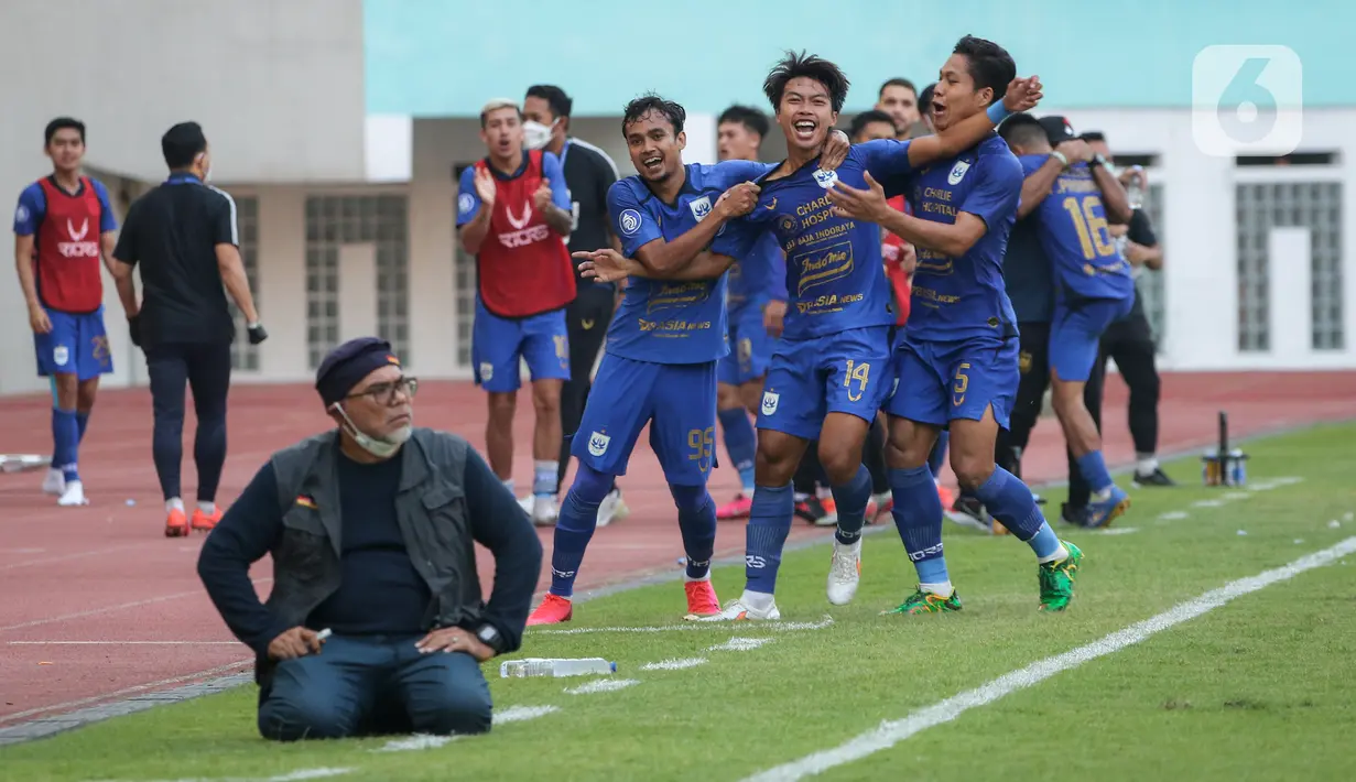 Bek PSIS Semarang, Riyan Ardiansyah (14) merayakan gol kemenangan bersama rekan setimnya dalam laga pekan pertama BRI Liga 1 2021/2022 melawan Persela Lamongan di Stadion Wibawa Mukti, Sabtu (4/9/2021). PSIS menang dramatis 1-0 atas Persela berkat gol di menit akhir. (Bola.com/Bagaskara Lazuardi)