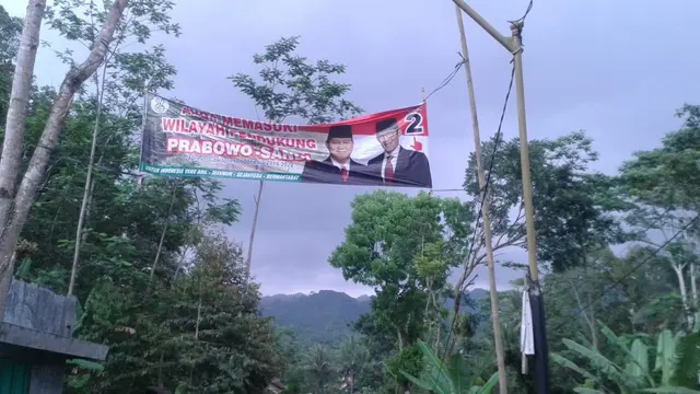 Salah satu teknis pemasangan APK yang menyalahi aturan, lantaran melintang di atas jalan raya. (Liputan6.com/Panwas Banyumas/Muhamad Ridlo)