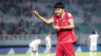 Selebrasi pemain Timnas Indonesia U-17, Arkhan Kaka setelah mencetak gol penyeimbang 1-1 ke gawang Timnas Panama U-17 lewat sundulan kepala pada laga kedua Grup A Piala Dunia U-17 2023 di Stadion Gelora Bung Tomo (GBT), Surabaya, Senin (13/11/2023). (Bola.com/Bagaskara Lazuardi)