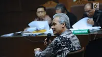 Mantan Wakil Ketua Komisi II DPR yang juga Gubernur Jawa Tengah, Ganjar Pranowo memberi kesaksian dalam sidang lanjutan dugaan korupsi pengadaan e-KTP dengan terdakwa, Setya Novanto di Pengadilan Tipikor, Kamis (8/2). (Liputan6.com/Helmi Fithriansyah)