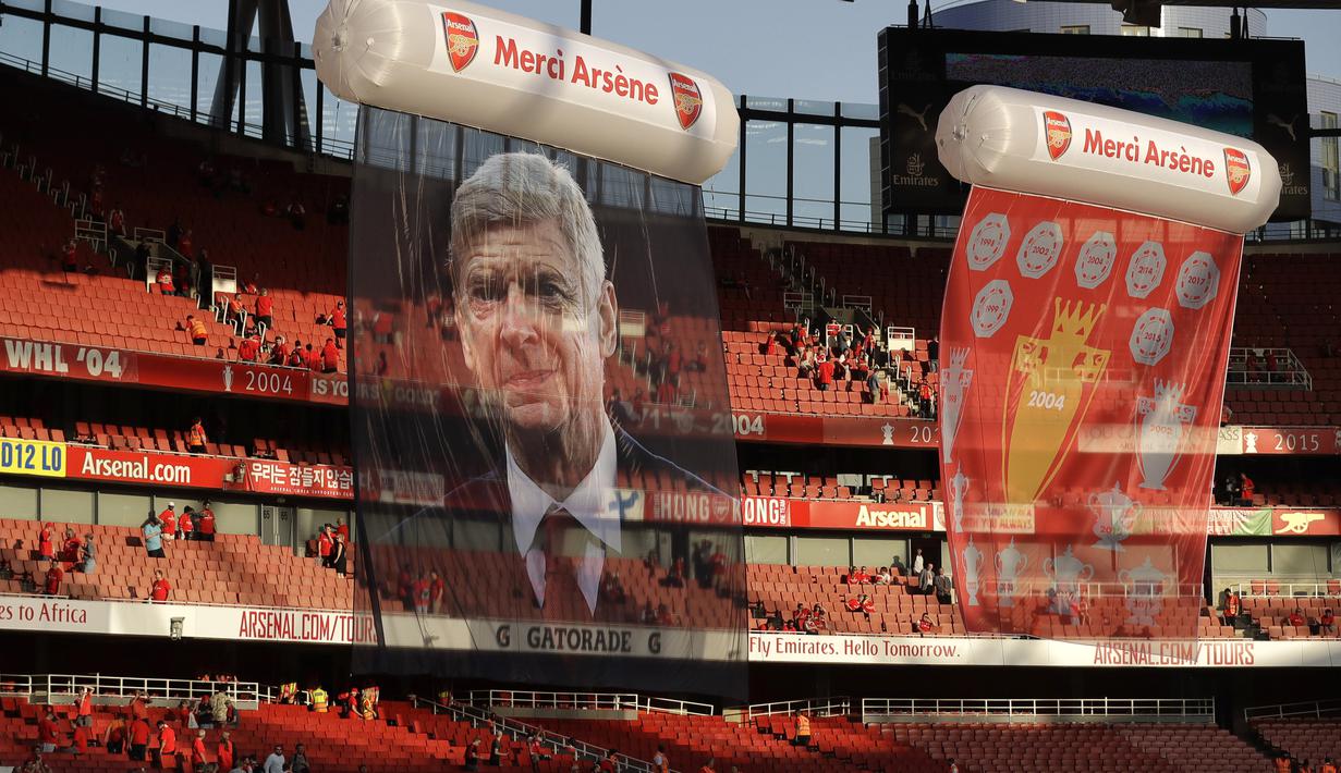Banner raksasa denan wajah pelatih Arsenal, Arsene Wegner terpapmpang sebelum laga timnya melawan Burnley di Emirates Stadium, London, (6/5/2018). Arsene Wegner mengumumkan mundur sebagai pelatih setelah 22 tahun bersama Arsenal. (AP/Matt Dunham)