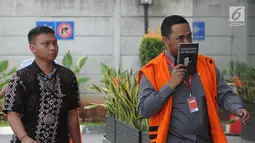 Anggota DPRD Kota Malang Syamsul Fajrih (kanan) tiba Gedung KPK, Jakarta, Kamis (22/11). Syamsul akan menjalani pemeriksaan penyidik KPK sebagai tersangka. (Merdeka.com/Dwi Narwoko)