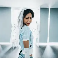 Potret unik kostum panggung Widi Vierratale. (Sumber: Instagram/widikidiwdkdw)