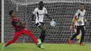Gelandang  T-Team Malaysia, Makan Konate, menghindari hadangan pemain ATM FA pada laga play-off Malaysia Super League 2016. (Bola.com/Nicklas Hanoatubun)