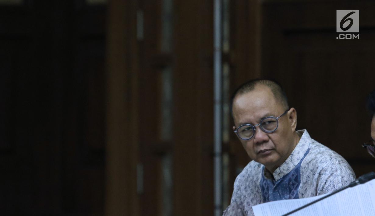 Terdakwa dugaan korupsi penerbitan SKL BLBI, Syafruddin Arsyad Temenggung saat sidang di Pengadilan Tipikor, Jakarta, Kamis (12/7). Sidang mendengar keterangan mantan Deputi Asset Management Credit BPPN, M Syahrial. (Liputan6.com/Helmi Fithriansyah)