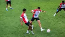 Pemain Timnas Indonesia U-20, Jens Raven (kanan) berebut bola saat melakukan rondo saat latihan resmi menjelang Kualifikasi Piala Asia U-20 2025 yang berlangsung di Lapangan A, Stadion Utama Gelora Bung Karno (SUGBK), Senayan, Jakarta, Selasa (24/09/2024). (Bola.com/Bagaskara Lazuardi)