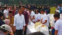 Presiden Joko Widodo saat hadir dalam pembagian sembako di Pasar Rakyat Kota Malang pada Senin, 24 Juli 2023 (Liputan6.com/Zainul Arifin)&nbsp;