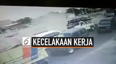 Terjadi kecelakaan di jalan Kaliurang, Yogyakarta. 2 mobil terperosok akibat jalanan sedang ada penggalian.