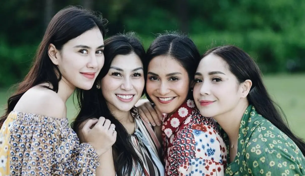 <p>Nama Syahnaz Sadiqah sedang menjadi perbincangan hangat di tengah masyarakat Indonesia. Di momen terbaru kebersamaan Syahnaz Sadiqah dengan kakak dan 2 ipar perempuannya, keempatnya terlihat berlibur ke Jepang bersama. Mari kita simak kebersamaan keempat perempuan yang dijuluki BLACKPINK cabang Andara. Foto: Instagram.</p>