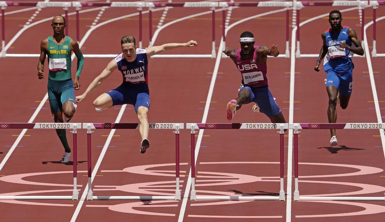 Sprinter berusia 25 tahun ini dengan demikian bisa melewati catatan waktu terbaiknya saat tampil di babak semifinal 1 Agustus 2021. Ia sebelumnya mampu memecahkan rekor dunia lari gawang 400 meter dengan raihan waktu 46,70 detik. (Foto: AP/Charlie Riedel)