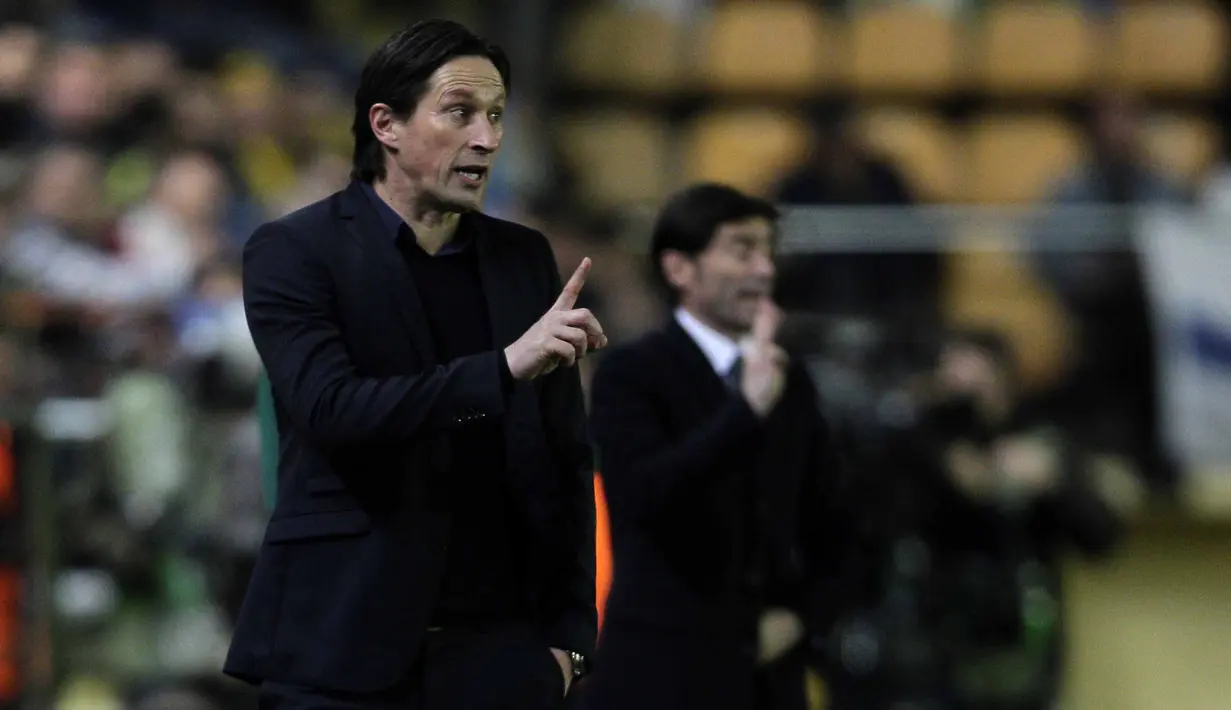 Pelatih Leverkusen, Roger Schmidt terus memotivasi pemainnya saat melawan Villareal pada leg pertama 16 besar Liga Europa di Stadion El Madrigal, Villareal, Jumat (11/3/2016) dini hari WIB. (AFP/Jose Jordan)