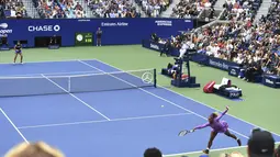 Petenis Amerika Serikat, Serena Williams berusaha mengembalikan bola pukulan Bianca Andreescu dari Kanada pada pertandingan final AS Terbuka 2019 di New York (7/9/2019). Andreescu menang atas Serena 6-3, 7-5. (AP Photo/Sarah Stier)