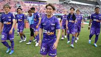 Jalan terjal harus dihadapi oleh Sanfrecce Hiroshima, salah satu klub J1 League yang pernah merajai kompetisi kasta tertinggi sepak bola Jepang untuk bersaing di papan atas J1 League 2023. Klub yang pernah menjadi juara J1 League sebanyak tiga kali dalam empat musim, yaitu pada 2012, 2013 dan 2015 harus takluk 0-1 dari tuan rumah Kawasaki Frontale pada pekan ke-17, Minggu (11/6/2023). Hasil ini sementara menempatkan Viola, julukan Sanfrecce Hiroshima di posisi ke-5 klasemen sementara J1 League 2023, turun satu peringkat setelah digusur Urawa Reds. (Dok. J1 League)