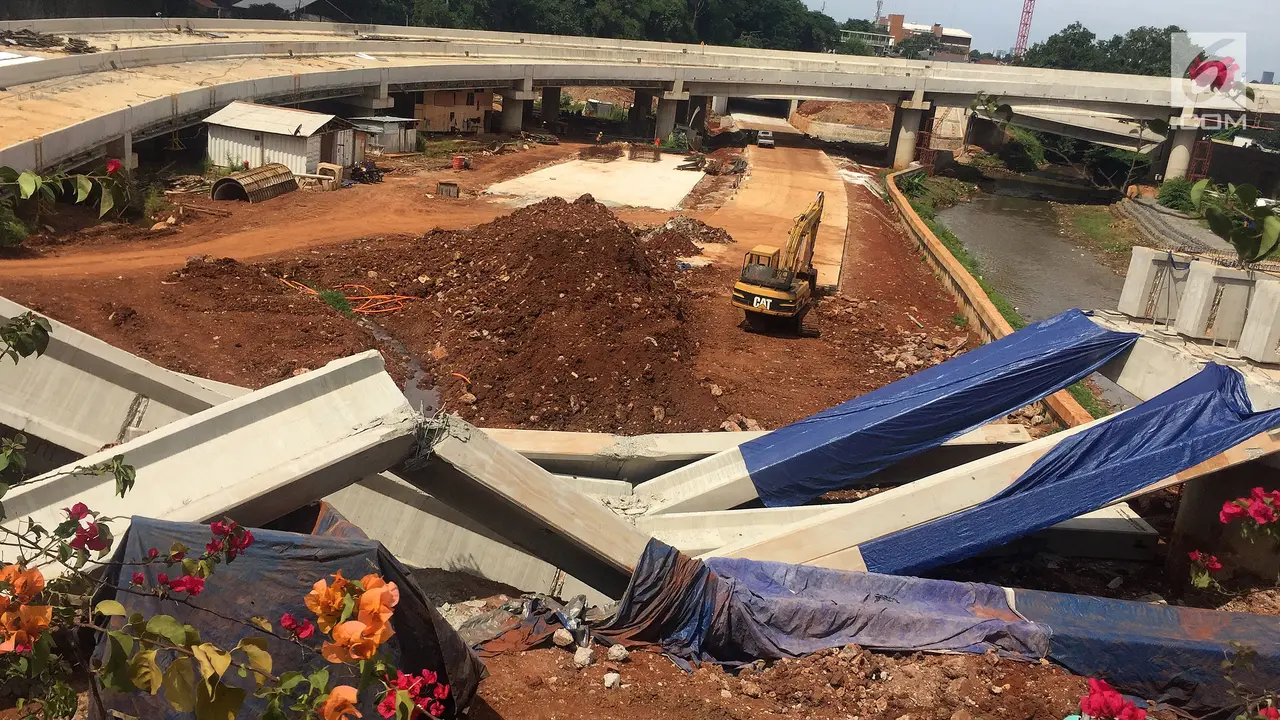 FOTO: Hancur Tertimpa Girder, Begini Kondisi Truk Proyek