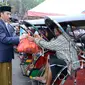 Presiden Joko Widodo atau Jokowi saat membagikan sembako kepada tukang becak di Pasar Harum Manis, Banjarmasin, Kalimantan Selatan. (Liputan6.com/Ahmad Romadoni)