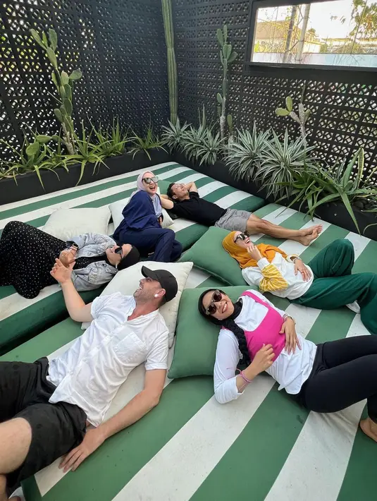 <p>Keluarga Zaskia Adya Mecca menjamu The Moffatts tanpa planning. "Bakal kangen moment2 nyantai ga da plann, ga keuber waktu harus a-b-c, ngobrol ga jelas kemana2 dan cekikikan sepanjang hari," tulisnya. (Foto: Instagram/ zaskiadyamecca)</p>