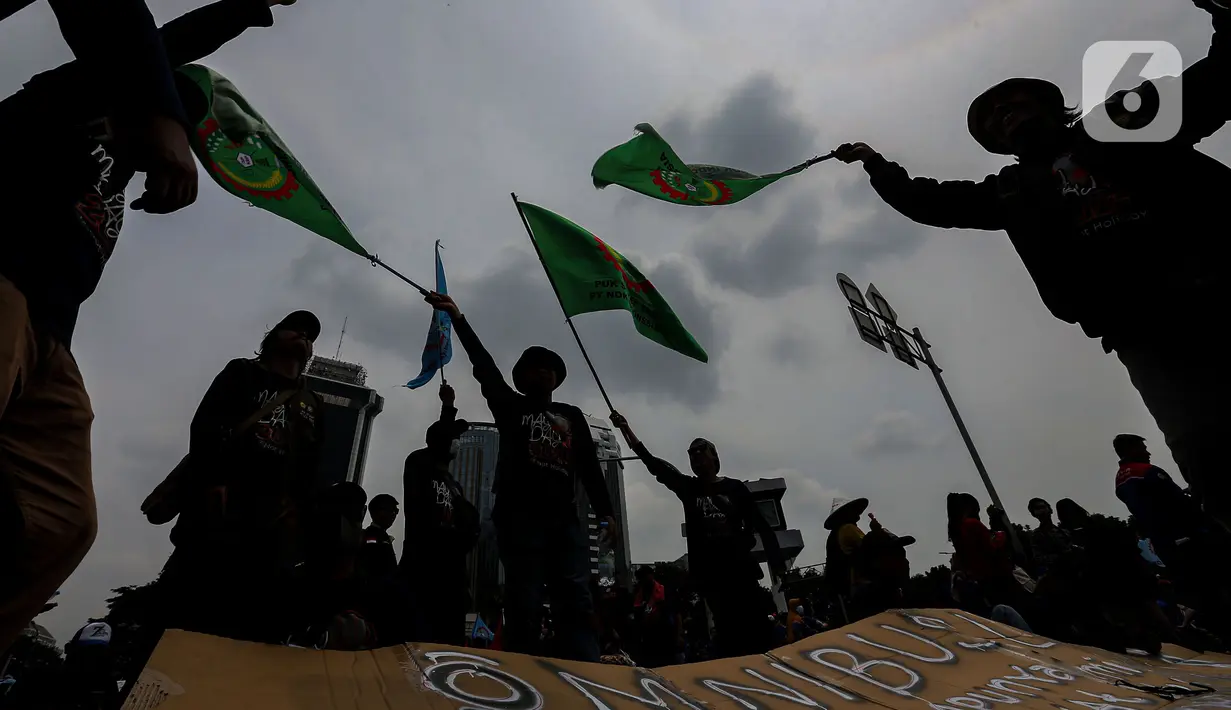 Mereka turut membawa bendera kelompok/serikat buruh masing-masing. (Liputan6.com/Angga Yuniar)
