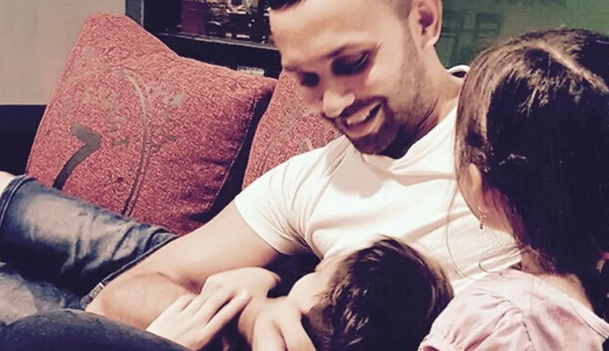 Teuku Zacky, ayah dua anak itu membebaskan buah hatinya saat menjelankan ibadah puasa. Menurutnya, anak pertamanya yang berusia 7 tahun, sejak tahun lalu menjalani puasa. Begitu juga tahun ini yang terus belajar berpuasa. (Instagram/teukuzacky)