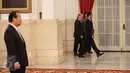 Presiden Joko Widodo tiba dalam upacara penganugerahan tanda kehormatan RI ke Jepang di Istana Negara, Jakarta, Senin (23/11/15). Jokowi memberi penganugerahan kepada Ketua Liga Parlemen Jepang-Indonesia Mr. Toshihiro Nikai. (Liputan6.com/Faizal Fanani)