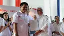 Oktiniwati Ulfa Dariah Rajasa,  selaku istri Hatta Rajasa menerima surat pernyataan dukungan dari salah satu pengurus Gema Indonesia, Jakarta, Rabu, (21/5/14) (Liputan6.com/Johan Tallo)