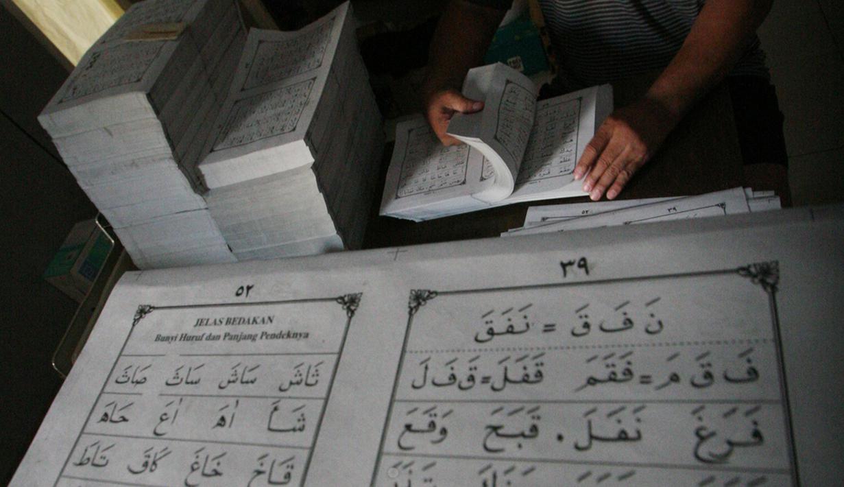 Pekerja memeriksa lembaran  buku iqro di penerbitan Kota Gede, Yogyakarta, (13/6). Selama bulan ramadan produksi tetap berjalan untuk memenuhi permintaan masyarakat yang ingin belajar membaca alquran dengan cepat. (Liputan6.com/Boy Harjanto)