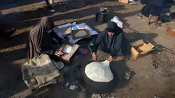 Roti akan dibagikan untuk keluarga pengungsi yang sebagian besar berasal dari utara Jalur Gaza. (SAID KHATIB/AFP)