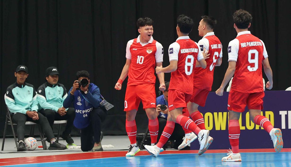 Pemain Timnas Futsal Indonesia, Firman Adriansyah (kiri) merayakan gol yang dicetaknya saat melawan Kirgistan pada laga kedua Grup A Piala Asia Futsal 2026, Kamis (29/1/2026) malam WIB. (Bola.com/M Iqbal Ichsan)