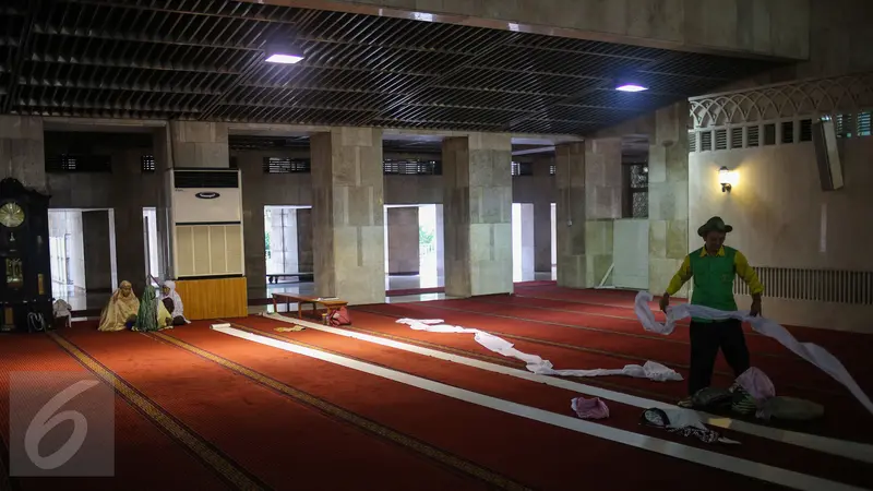 Persiapan Salat Tarawih Pertama di Masjid Istiqlal