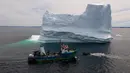 Kapal Kapten Edward Kean melewati gunung es terapung di Teluk Bonavista, Newfoundland, Kanada, 29 Juni 2019. Pada tahun 2018, lebih dari 500.000 wisatawan mengunjungi Provinsi Newfoundland untuk menyaksikan gunung es terapung. (Johannes Eisele/AFP)