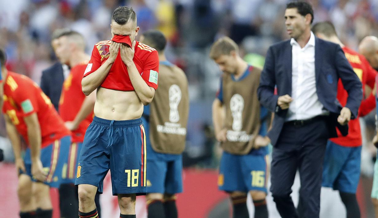 Jordi Alba menutup wajahnya setelah timnya kalah dari Rusia pada laga 16 besar Piala Dunia 2018 di Luzhniki Stadium, Moskow, Rusia, (1/7/2018). Spanyol kalah adu penalti 3-4. (AP/Antonio Calanni)