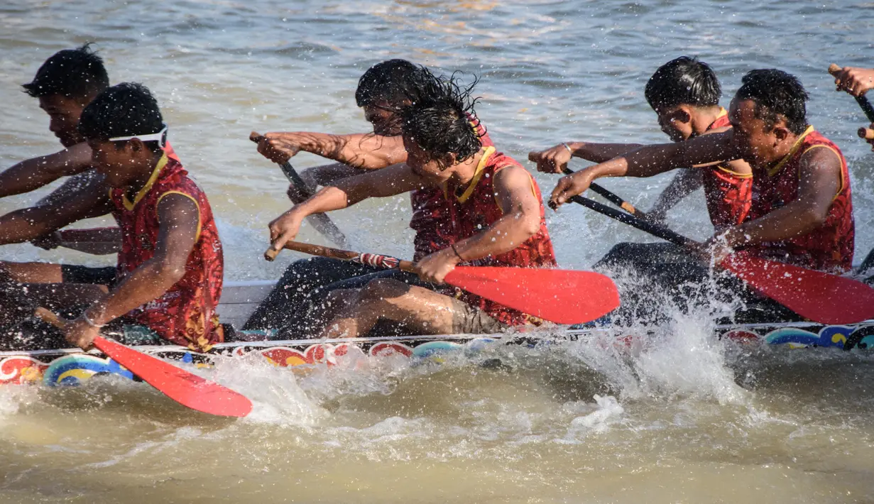 Mereka mendayung dengan penuh semangat di hadapan penonton yang membludak menyaksikan lomba dayung tradisional khas daerah Kuantan Singingi. (Wahyudi/AFP)