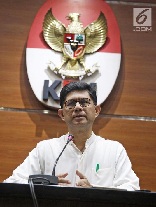 Wakil Ketua KPK Laode M. Syarif saat memberi keterangan terkait penetapan cagub Maluku Utara Ahmad Hidayat Mus sebagai tersangka di Jakarta, Jumat (16/3). (Liputan6.com/Herman Zakharia)
