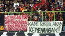 Kain bertuliskan kerinduan akan gelar juara terpampang di Stadion Patriot Candrabhaga, Bekasi, saat Persija melawan Bali United Minggu (21/5). Laga kedua tim berakhir imbang 0-0. (Liputan6.com/Helmi Fithriansyah)
