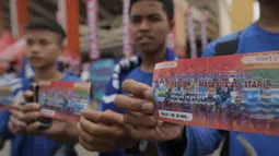 Bobotoh menunjukan tiket pertandingan antara Persib Bandung melawan Malaysia All Stars di Stadion Si Jalak Harupat, Bandung, Sabtu (24/10/2015). (Bola.com/Nicklas Hanoatubun)
