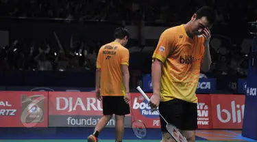 Ganda putra, Hendra/Ahsan tertunduk usai dikalahkan Fu Haifeng/Zhang Nan asal Tiongkok di semifinal BCA Indonesia Open Super Series Premier 2015, di Jakarta, Sabtu (6/6/2015). Fu Haifeng/Zhang Nan 20-22, 21-18 dan 15-21. (Liputan6.com/Herman Zakharia)