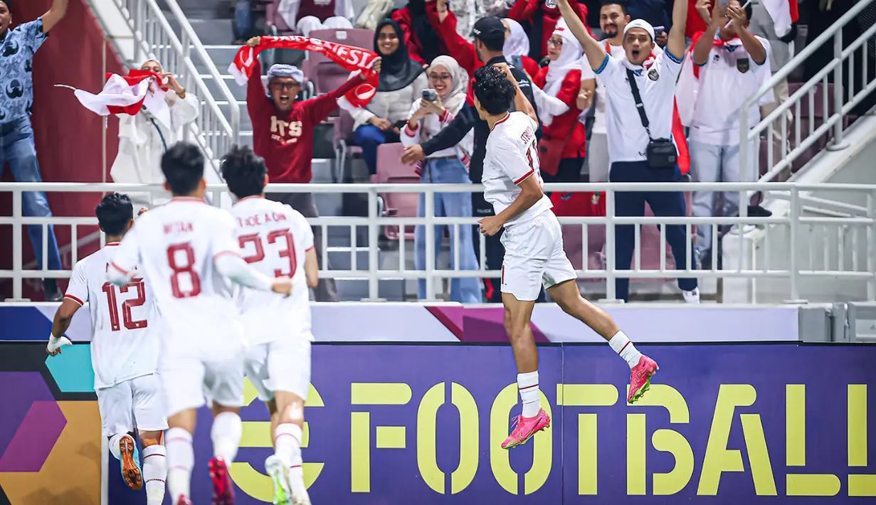<p>Pemain Timnas Indonesia U-23, Rafael Struick (kanan) melakukan selebrasi setelah mencetak gol ke gawang Korea Selatan U-23 pada laga perempat final Piala Asia U-23 2024 di&nbsp;Abdullah bin Nasser bin Khalifa Stadium, Qatar, Jumat (26/04/2024) WIB. (Dok. AFC)</p>