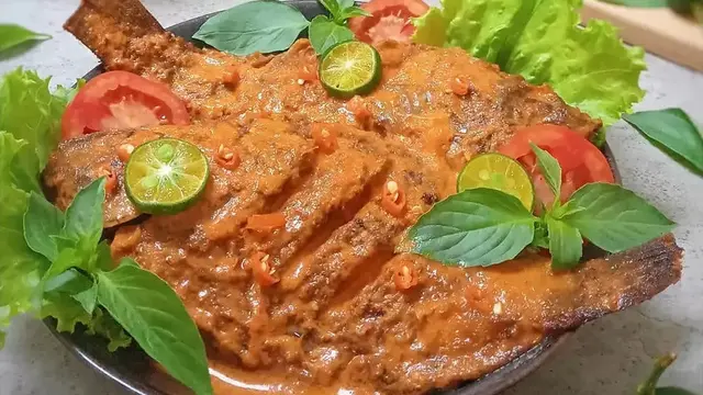 Resep pecak ikan mujair siram santan, cocok jadi menu buka puasa. (dok. Cookpad @diyah_ummusa)