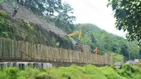 Tebing dipasang crucuk atau pagar pengaman dari bambu dan besi dalam proyek jalur ganda. (Foto: Liputan6.com/Muhamad Ridlo)