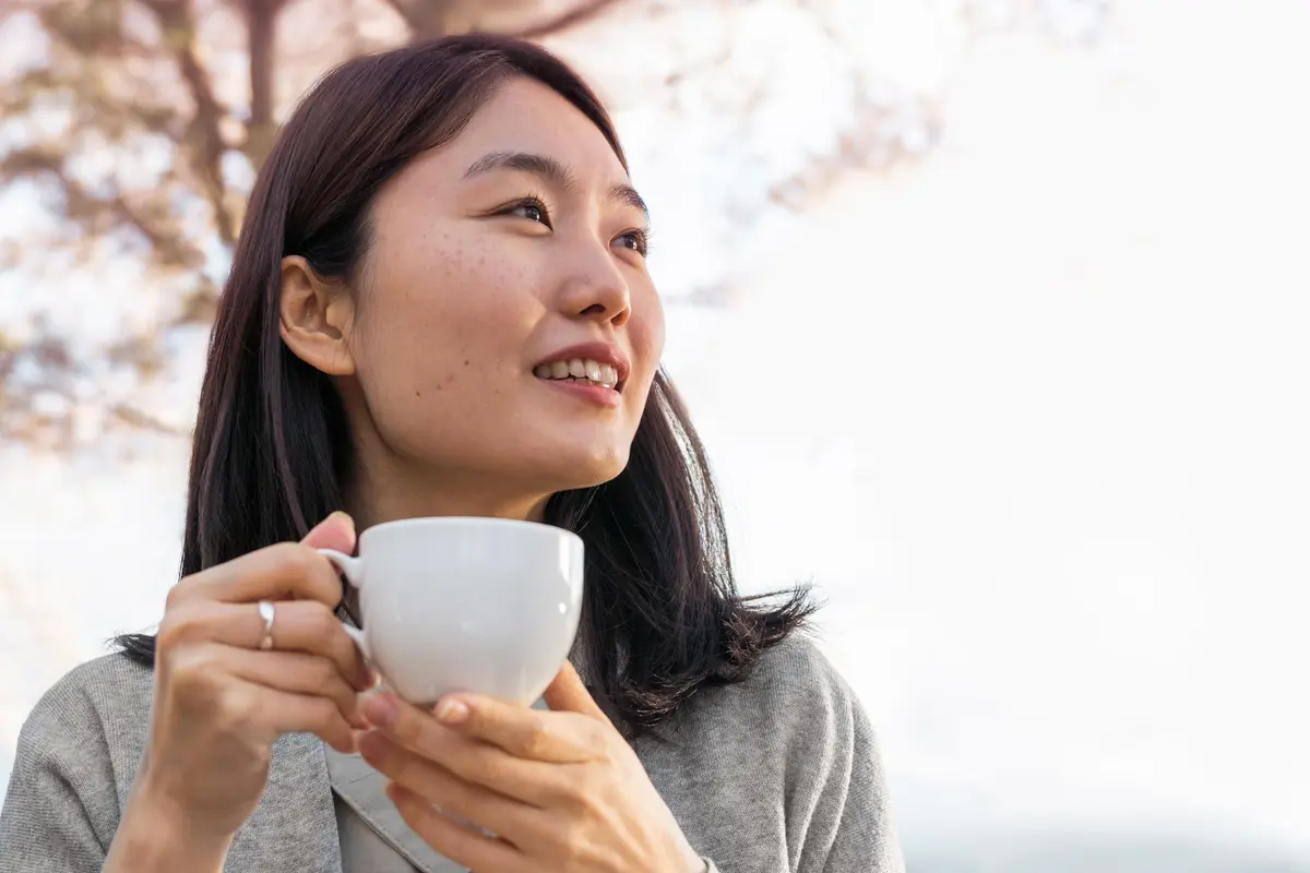 perempuan minum teh