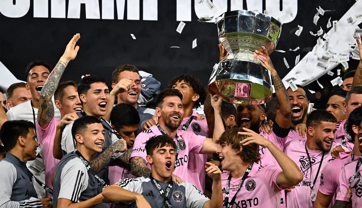 Lionel Messi bersama sejumlah pemain Inter Miami merayakan kemenangan klubnya setelah meraikeluar sebagai juara Leagues Cup 2023 yang berlangsung di Geodis Park, Minggu (20/8/2023). (AFP/Chandan Khanna)