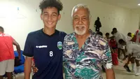 Presiden pertama dan mantan perdana Menteri Timor Leste, Xanana Gusmao, bersama putra keduanya, Kay Olok Sword Gusmao, di Piala AFF U-16 2018, Selasa (31/7/2018). (Bola.com/Zaidan Nazarul)