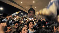 Warga Uruguay berkumpul menanti kedatangan Luis Suarez di Bandara Montevideo, Carrasco, (26/6/2014). (REUTERS/Carlos Pazos)