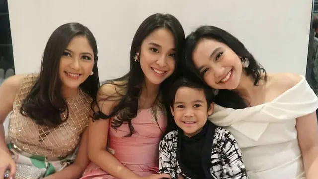 6 Potret Persahabatan Rachel Amanda dan Nimaz Dewantary, Kenal Sejak Belia