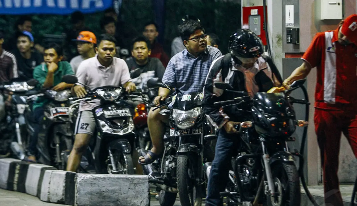 Antrean panjang tampak terlihat, mereka memburu BBM agar mendapatkan harga saat ini yakni premium Rp 6.500 per liter, dan solar Rp 5.500 per liter, Jakarta, Senin (17/11/2014). (Liputan6.com/Faizal Fanani)