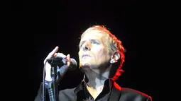 Penyanyi Michael Bolton menyapa penggemarnya dan mengajaknya kembali bernostalgia kembali ke era 80 hingga 90-an dalam konser bertajuk An Evening With Grammy Winner, di Jakarta, Selasa (2/6/2015).(Liputan6.com/Panji Diksana)