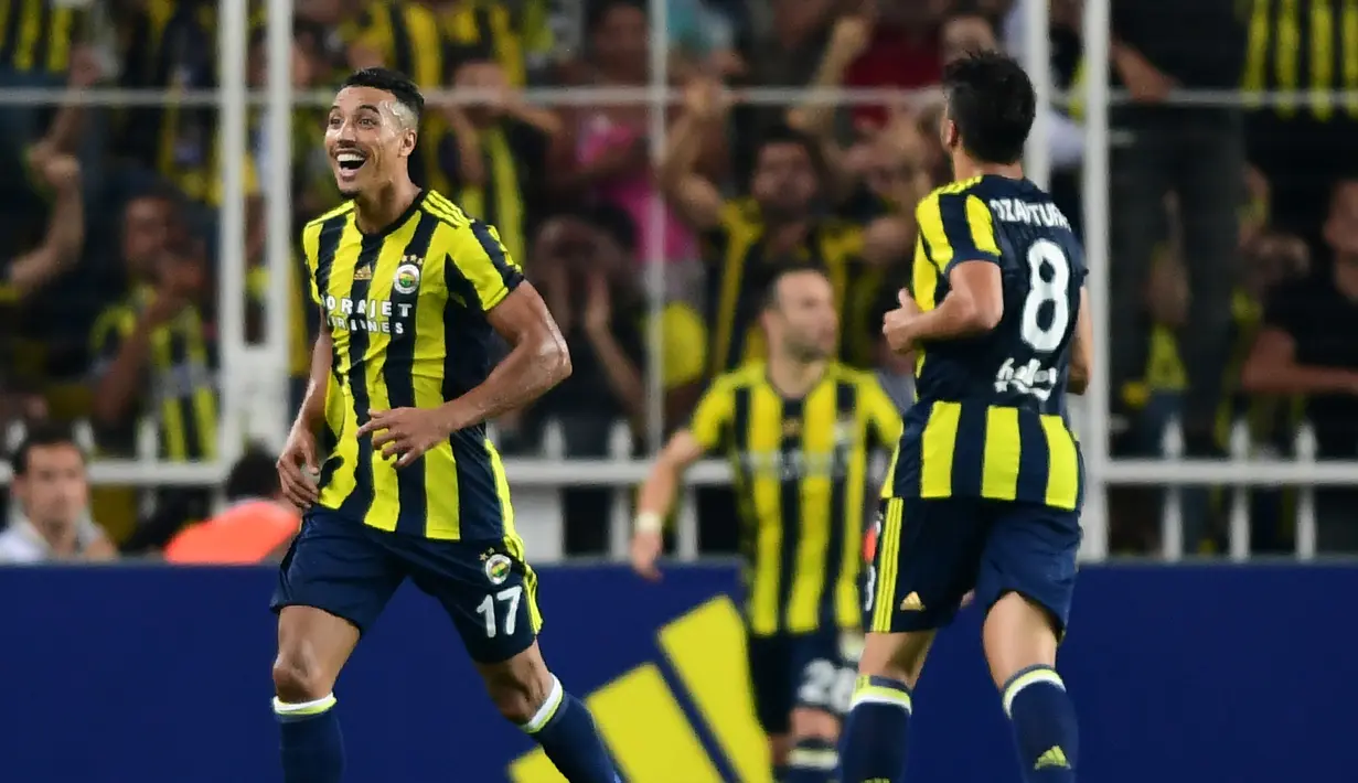 Pemain  Fenerbahce Nabil Dirar (kiri) melakukan selebrasi usai mencetak gol ke gawang Sturm Graz di putaran ketiga kualifikasi UEFA Europa League antara Fenerbahce dan Sturm Graz di Stadion Ulker Fenerbahce di Istanbul (3/8). (AFP Photo/Ozan Kose)