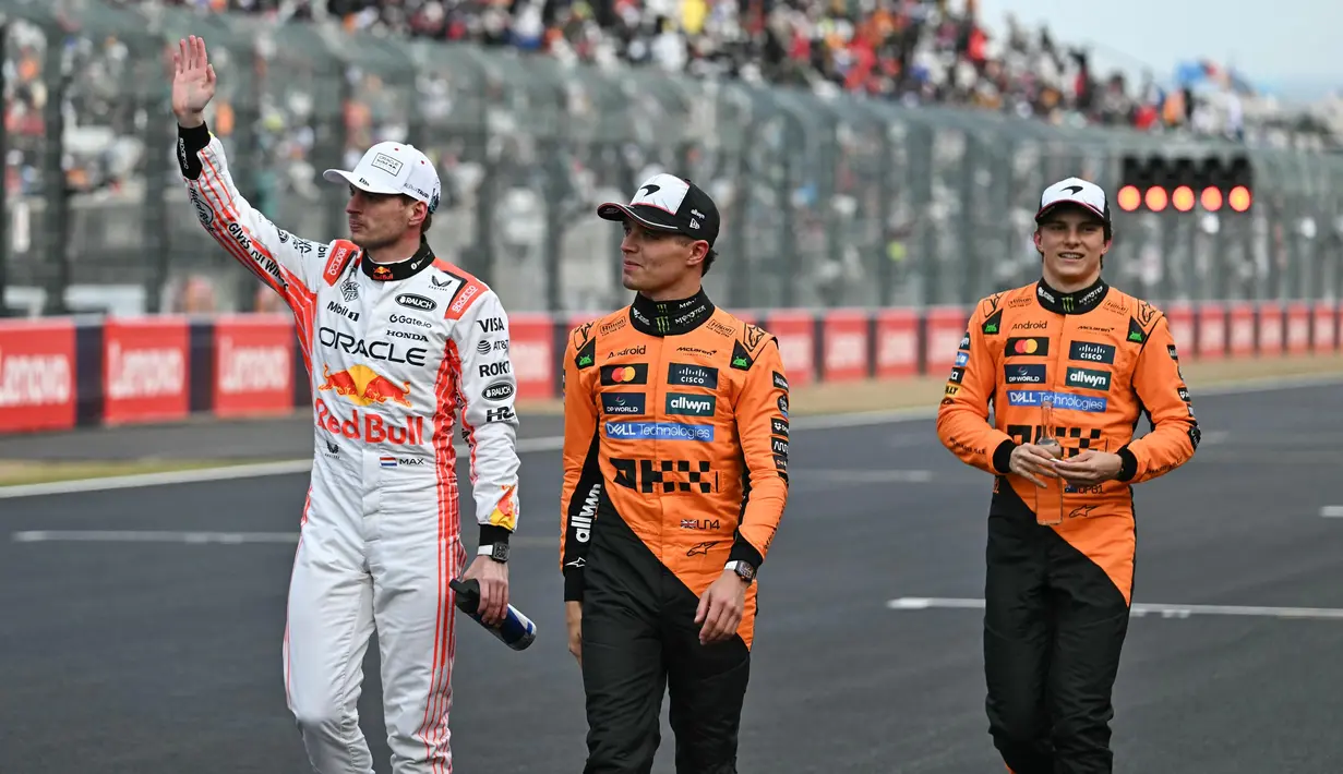 Pembalap Red Bull Racing, Max Verstappen tampil impresif dan melibas duo McLaren, Lando Norris dan Oscar Piastri. (MOHD RASFAN/AFP)