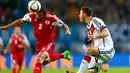 Bek Jerman Jonas Hector (kanan) berebut bola dengan  bek Georgia Salomon Kverkvelia selama pertandingan kualifikasi EURO 2016 grup D di Leipzig, Jerman, Senin (12/10/2015). Gol Jerman dicetak Muller dan Max Kruse. (REUTERS/Fabrizio Bensch)